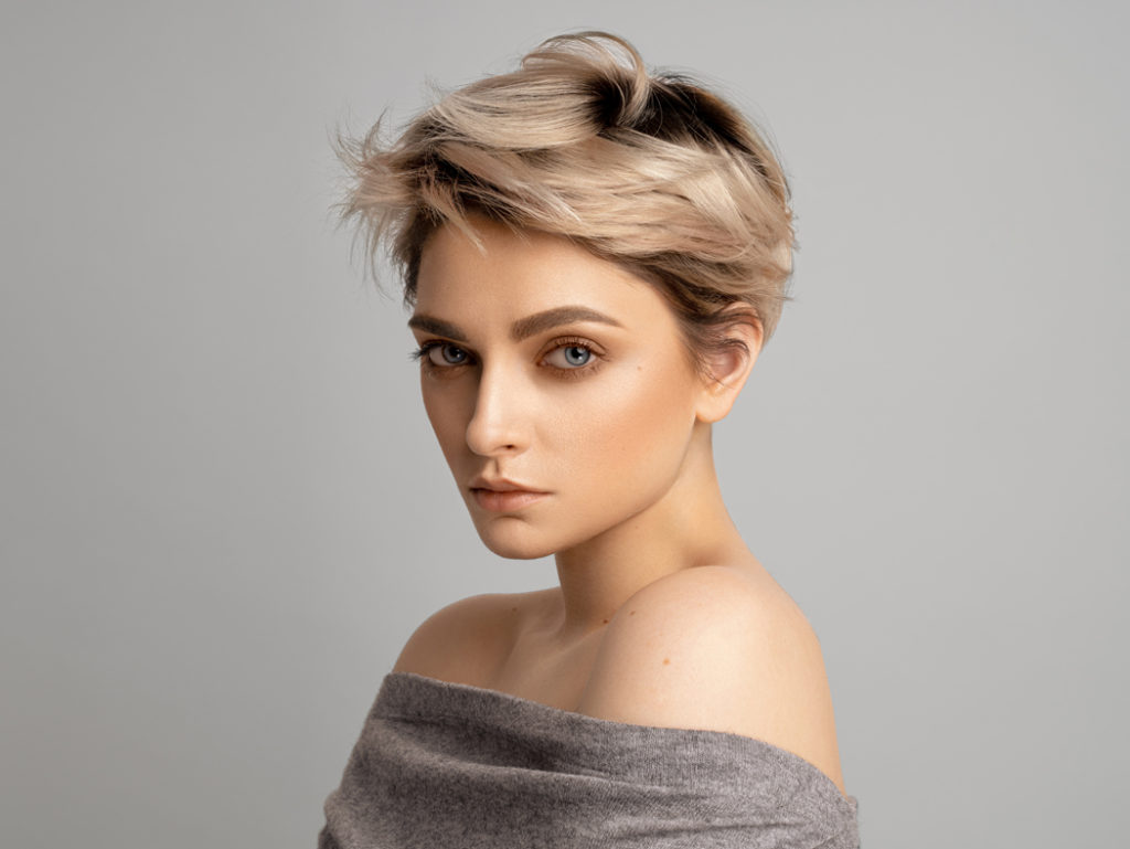 Mèches ou balayage sur cheveux courts : que choisir? - Belle & Chic