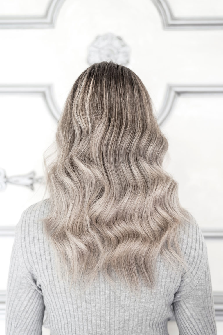 Balayage ou mèches sur cheveux blancs : que choisir