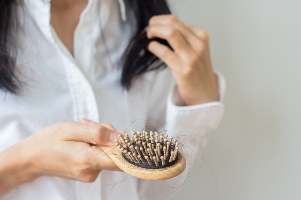 Chute de cheveux chez la femme : causes, traitements, solutions naturelles