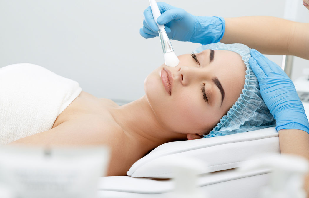 Peeling visage : produits, fréquence, avantages, précaution, type de peau