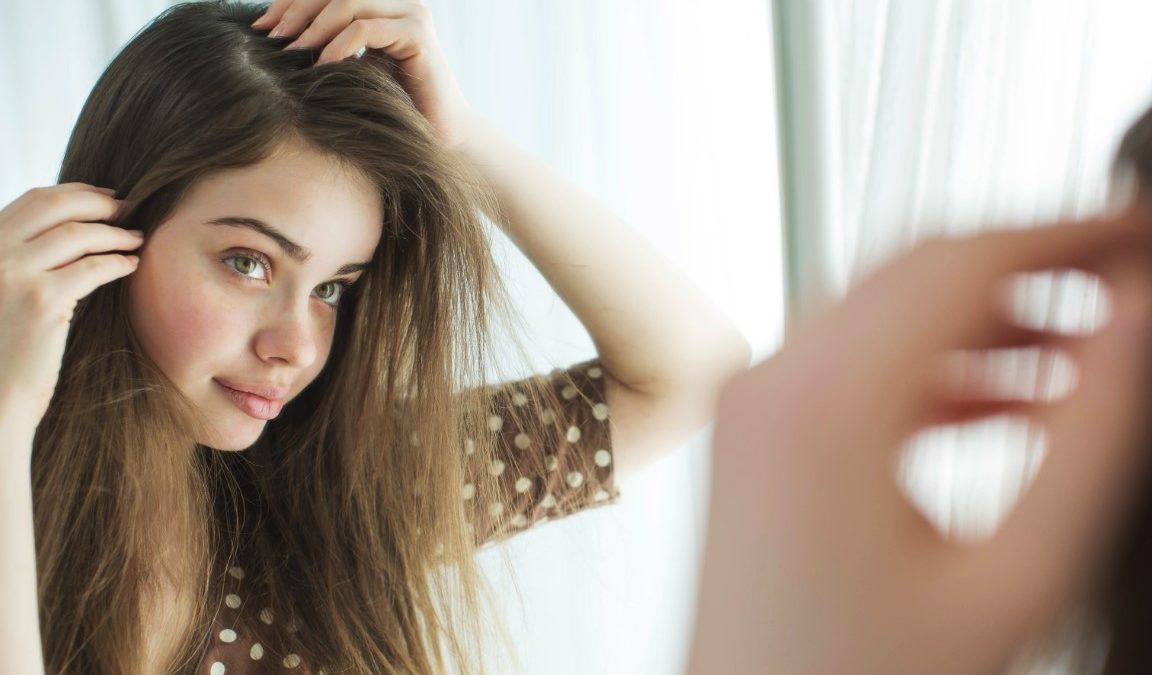 Alopécie chez la femme : causes, solutions pour éviter la perte de cheveux
