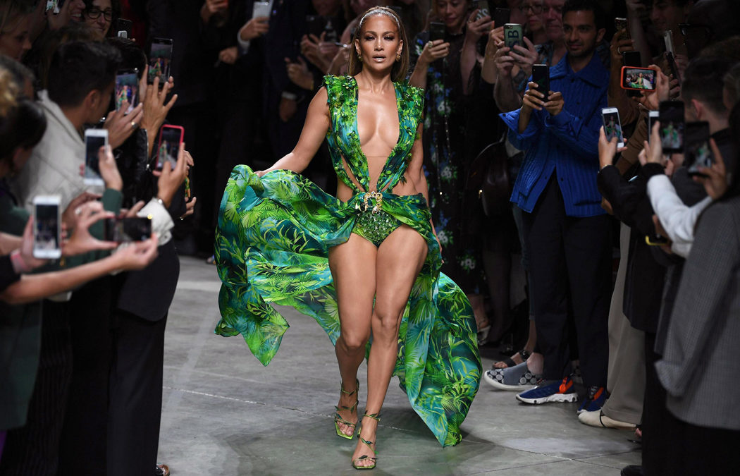 Versace : La fascinante histoire de la Jungle Dress verte portée par Jennifer Lopez