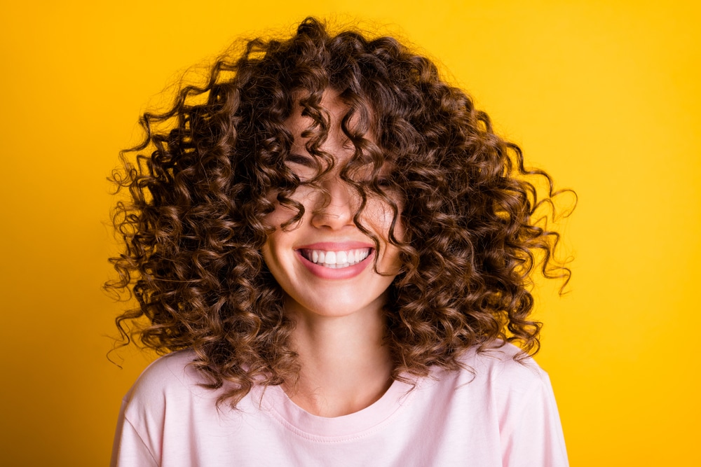 Cheveux frisés ou bouclés : quelles sont les différences ?