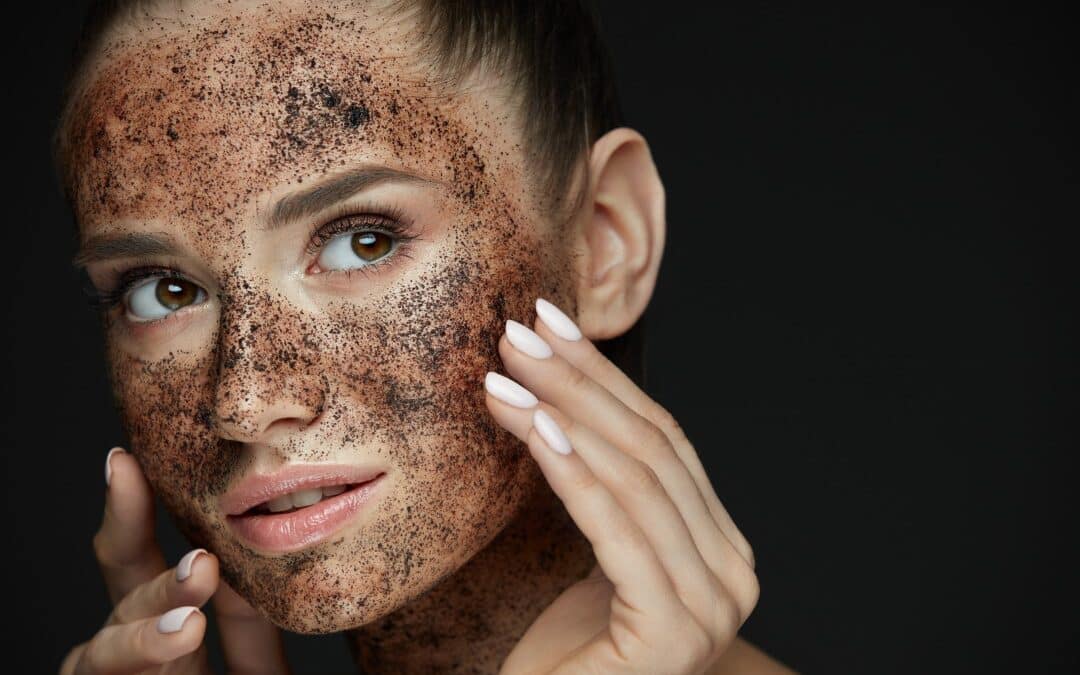 Exfoliant visage : comment le choisir en fonction de sa peau ?
