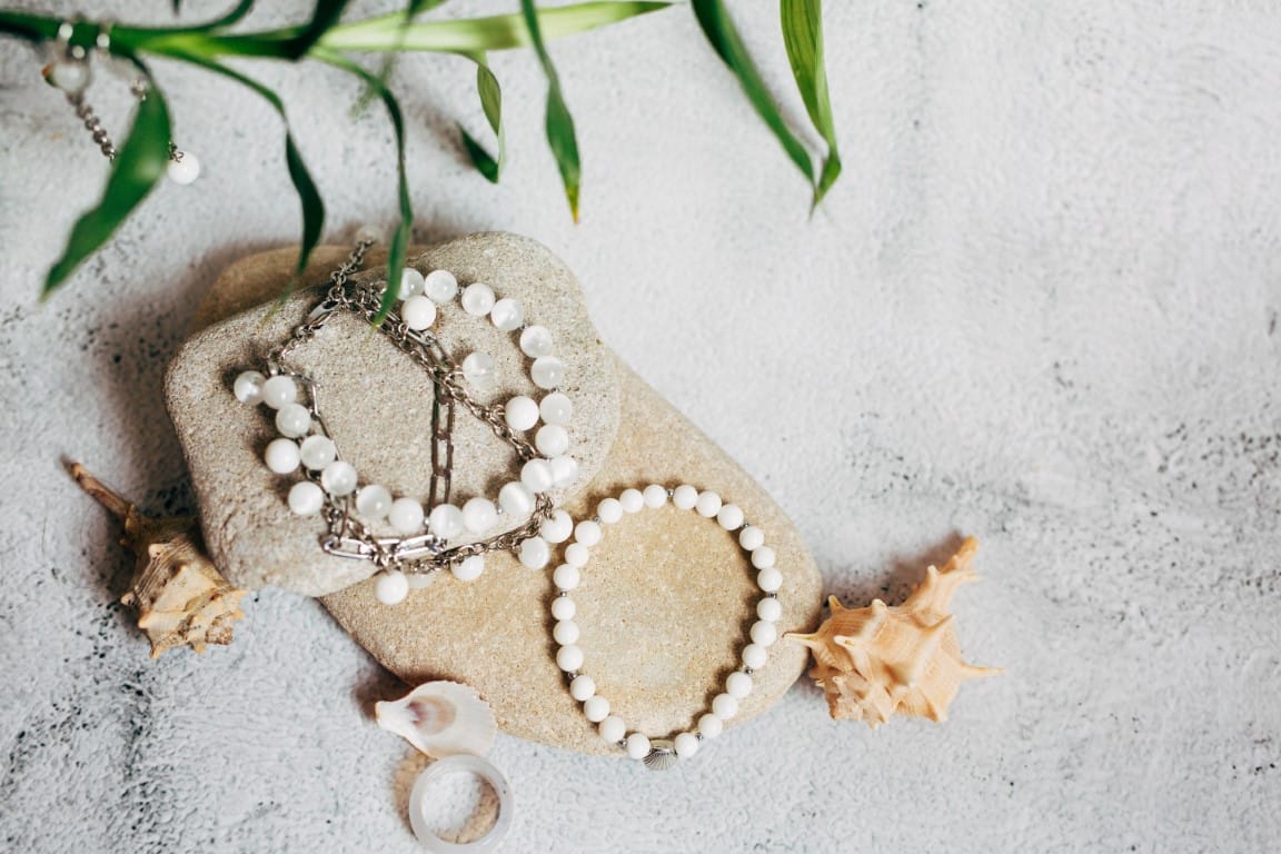 Bracelet et collier en pierre naturelle blanche