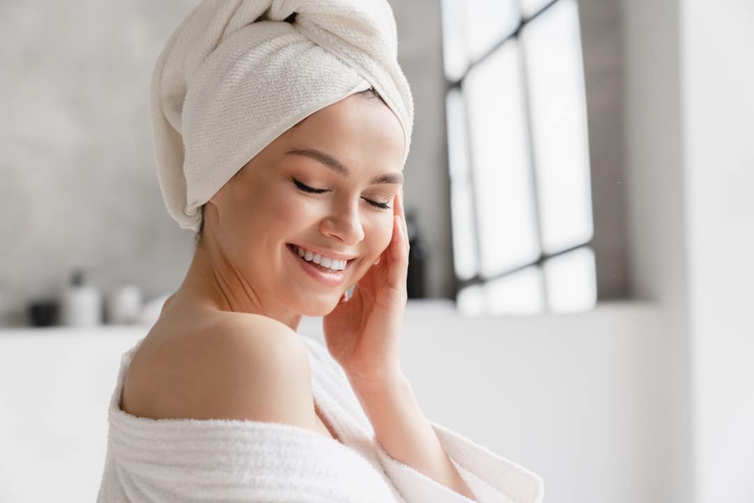 La serviette en microfibres : la meilleure option pour sécher ses cheveux