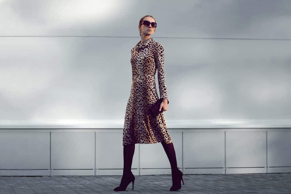 Comment porter la robe léopard avec style, sans faux pas ?