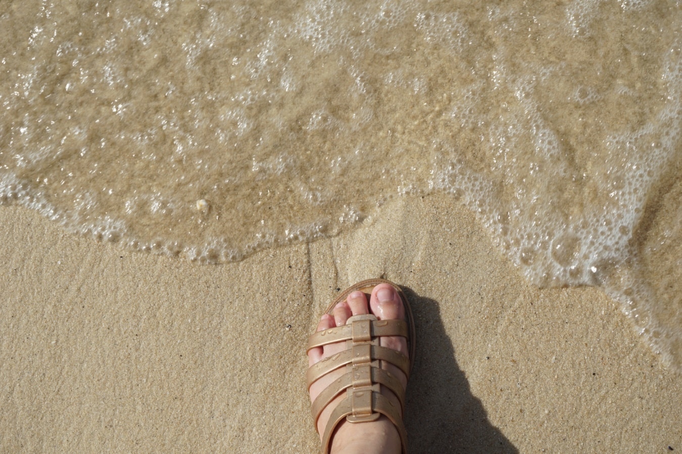 sandales dorées plage