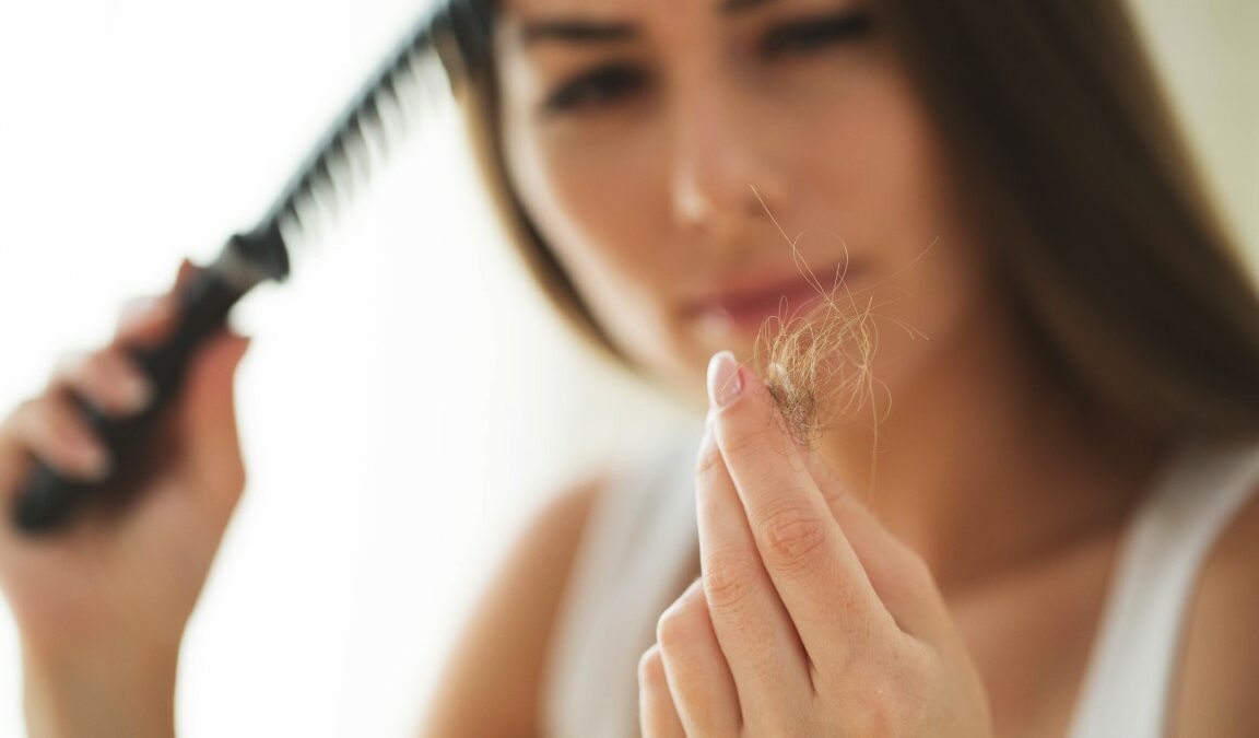 Quelles sont les causes de la chute de cheveux et comment la prévenir ?