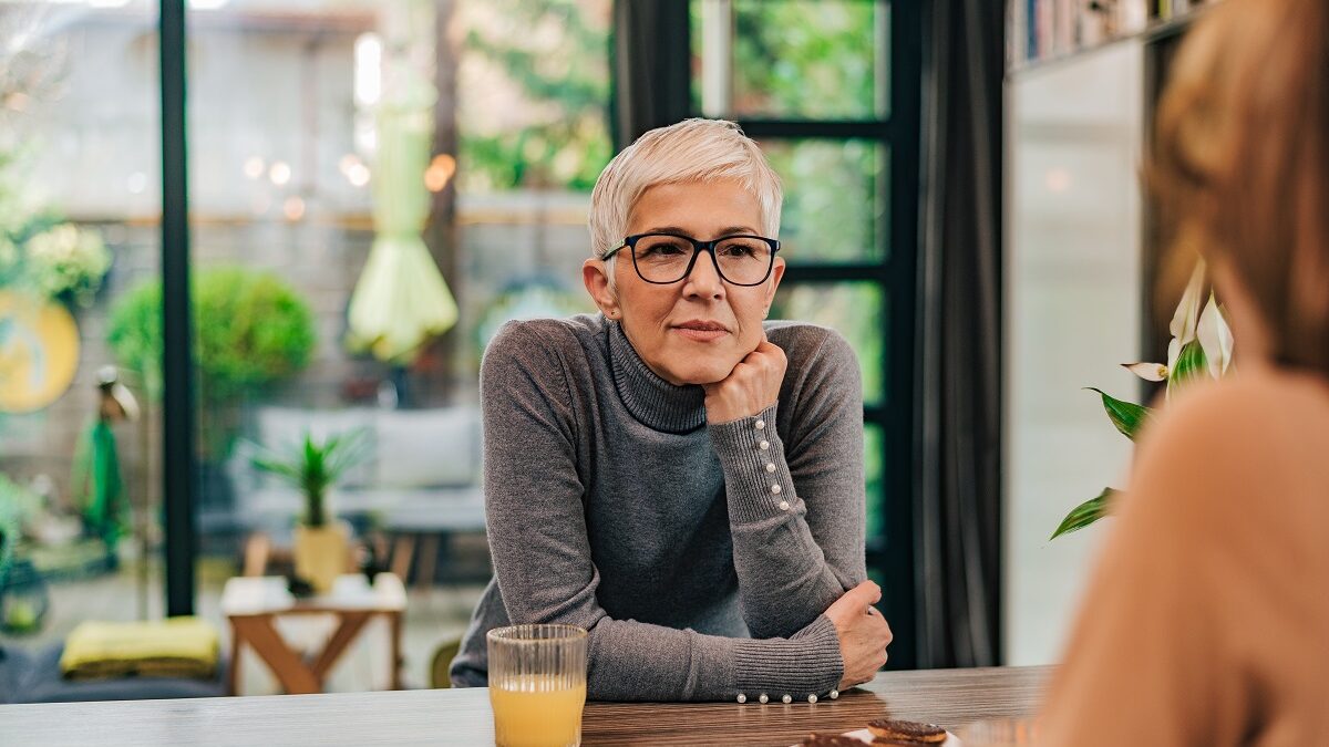 TOP 10 des coupes de cheveux courts pour femme de 60 ans avec lunettes