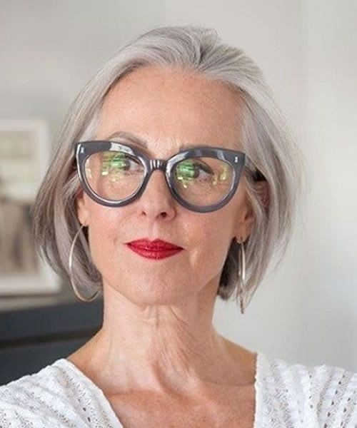 carré court lunettes 60 ans femme