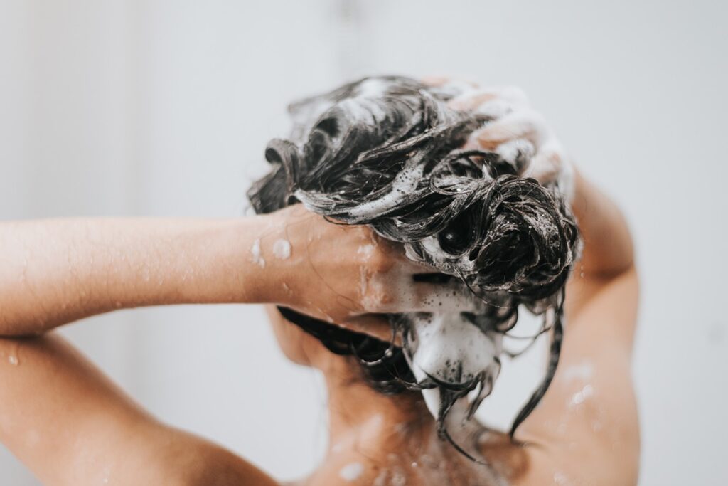 Comment réagir face à des cheveux qui graissent en 1 jour